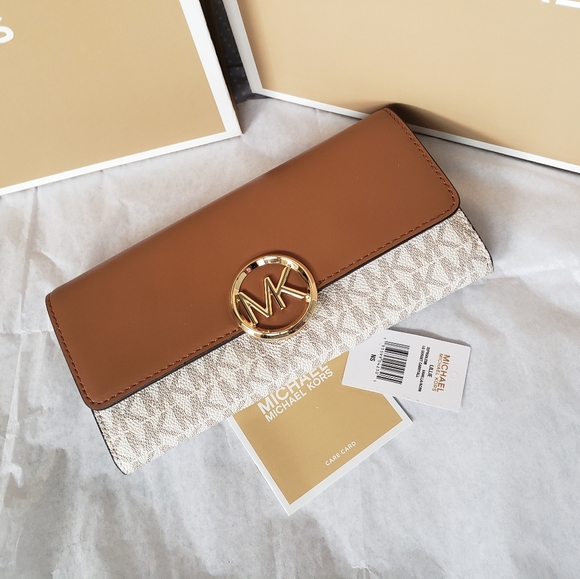 Michael Kors Handbags - Michael Kors Lillie Large Logo and Leather Wallet